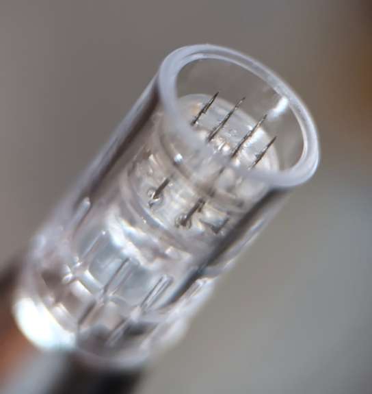 Detailaufnahme des Microneedling Handstuecks mit den Nadeln.
